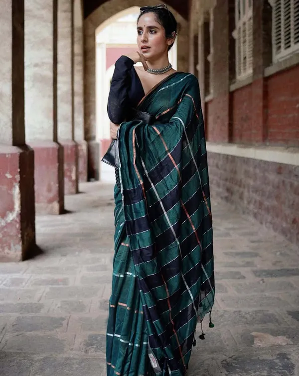 Neem_Noir_-_Green_Color_Linen_Saree_with_Black_Blouse_Piece