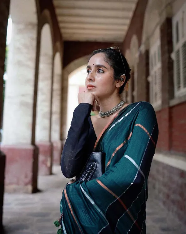 Neem_Noir_-_Green_Color_Linen_Saree_with_Black_Blouse_Piece