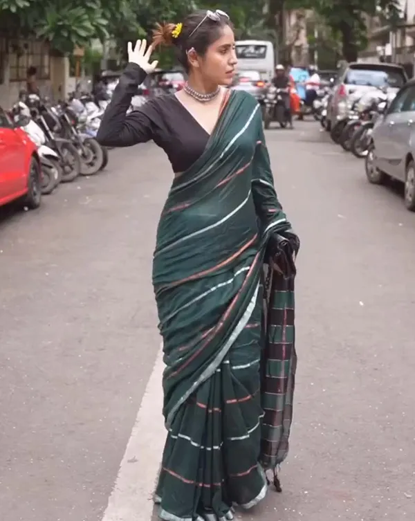 Neem_Noir_-_Green_Color_Linen_Saree_with_Black_Blouse_Piece