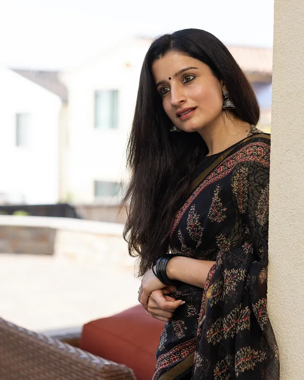 Kaajal_Florals_-_Black_Linen_Saree_with_Matching_Blouse_and_Bloom_Detail