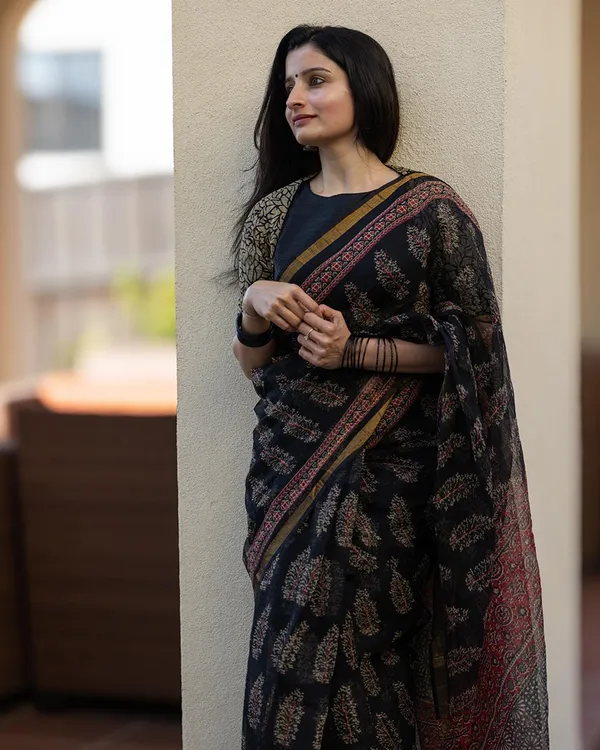 Kaajal_Florals_-_Black_Linen_Saree_with_Matching_Blouse_and_Bloom_Detail
