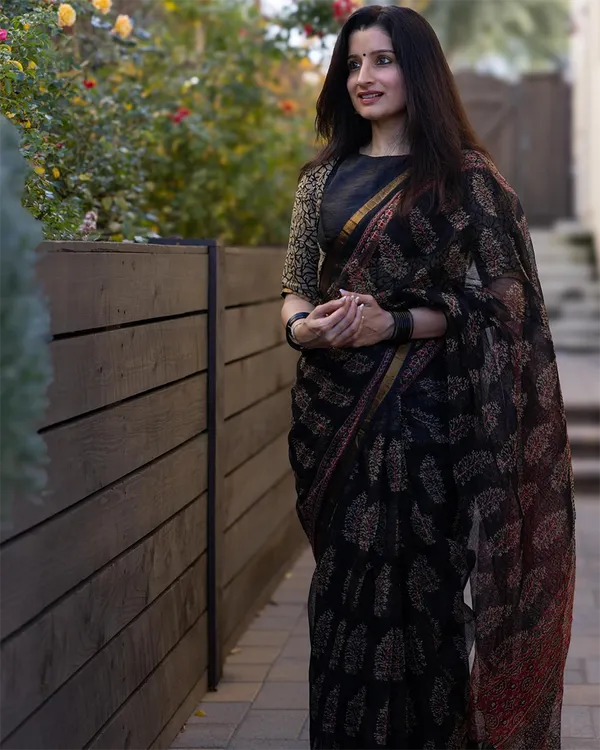 Kaajal_Florals_-_Black_Linen_Saree_with_Matching_Blouse_and_Bloom_Detail