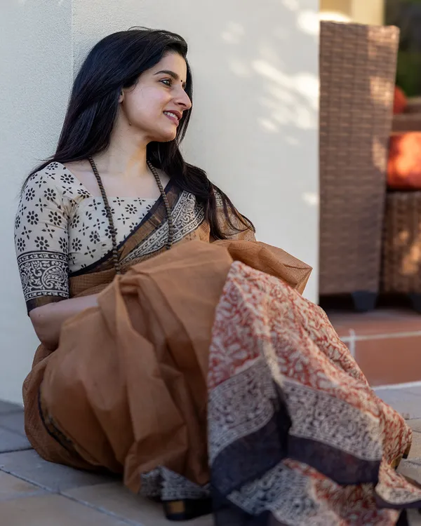 Earthfire_-_Pure_Linen_Saree_in_Rust_Tone_with_Contrast_Cream_Blouse