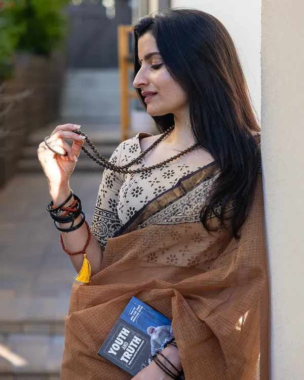 Earthfire_-_Pure_Linen_Saree_in_Rust_Tone_with_Contrast_Cream_Blouse