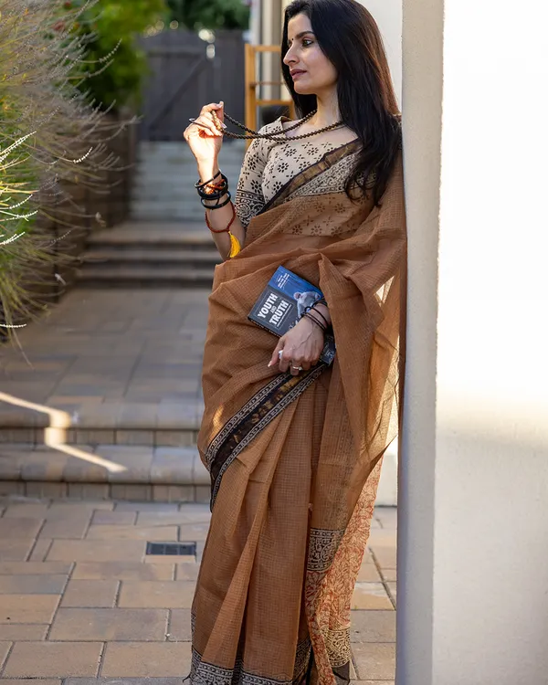 Earthfire_-_Pure_Linen_Saree_in_Rust_Tone_with_Contrast_Cream_Blouse