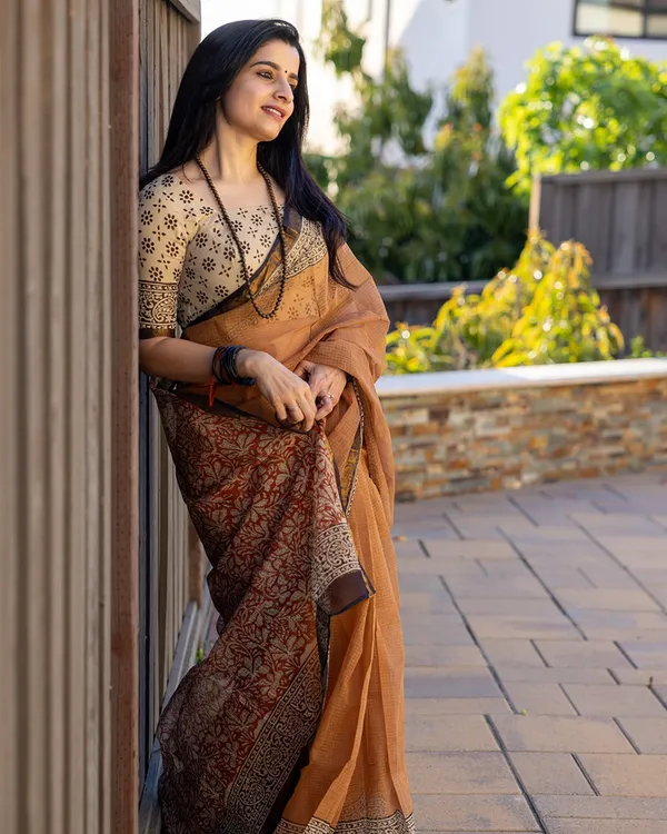 Earthfire_-_Pure_Linen_Saree_in_Rust_Tone_with_Contrast_Cream_Blouse