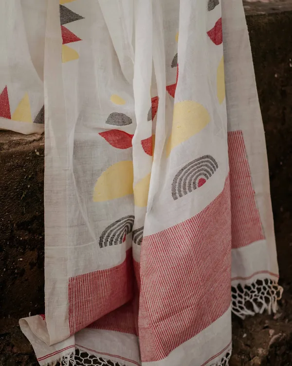 Chitra_Mandal_-_White_Linen_Saree_with_Border,_Triangle_&_Half_Circle_Design_with_Blouse_Piece