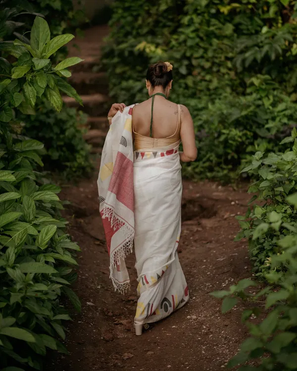 Chitra_Mandal_-_White_Linen_Saree_with_Border,_Triangle_&_Half_Circle_Design_with_Blouse_Piece