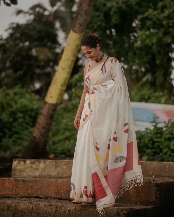 Chitra_Mandal_-_White_Linen_Saree_with_Border,_Triangle_&_Half_Circle_Design_with_Blouse_Piece