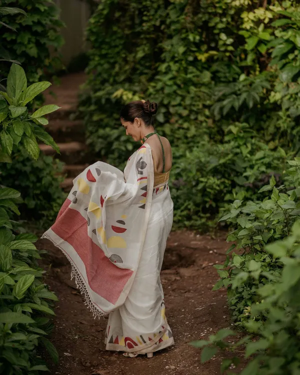 Chitra_Mandal_-_White_Linen_Saree_with_Border,_Triangle_&_Half_Circle_Design_with_Blouse_Piece