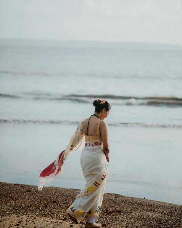 Chitra_Mandal_-_White_Linen_Saree_with_Border,_Triangle_&_Half_Circle_Design_with_Blouse_Piece