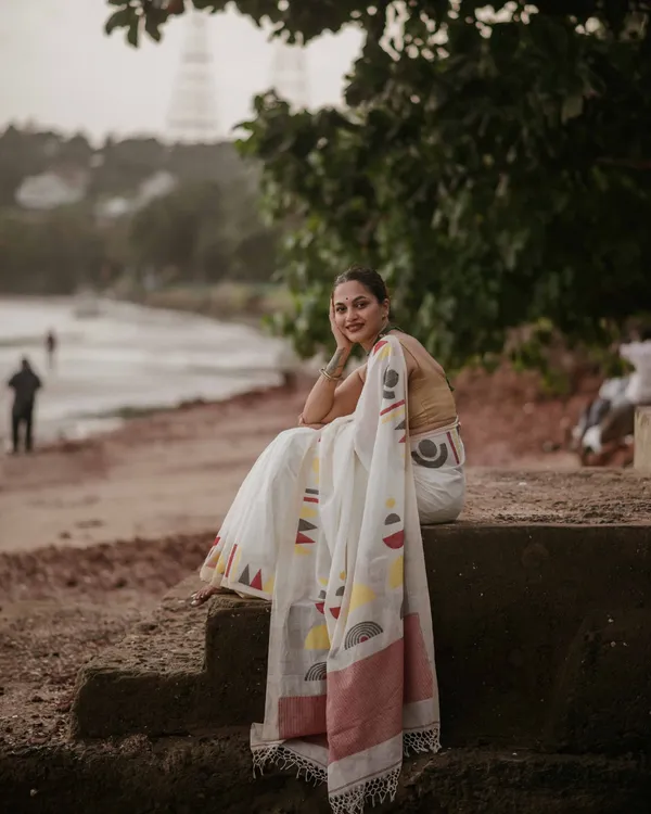 Chitra_Mandal_-_White_Linen_Saree_with_Border,_Triangle_&_Half_Circle_Design_with_Blouse_Piece