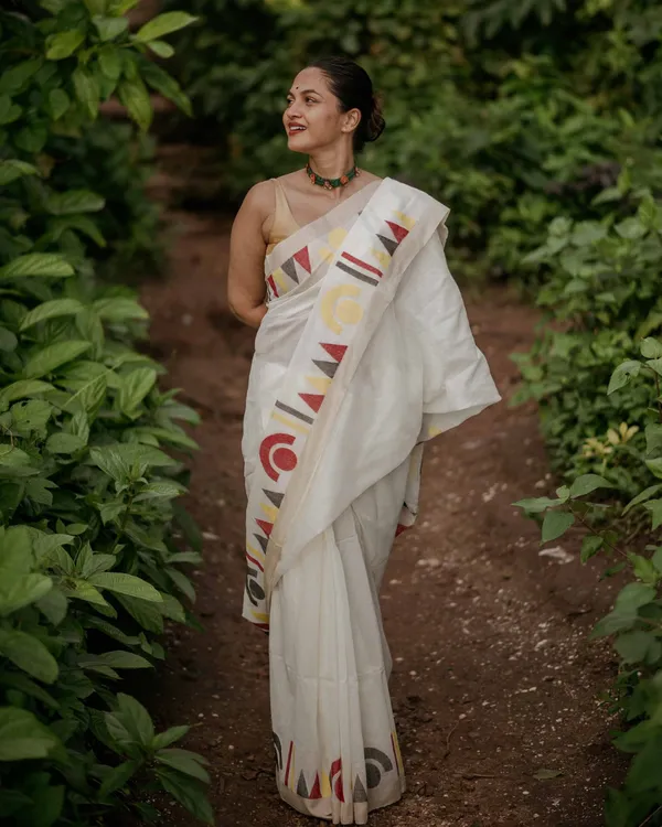 Chitra_Mandal_-_White_Linen_Saree_with_Border,_Triangle_&_Half_Circle_Design_with_Blouse_Piece