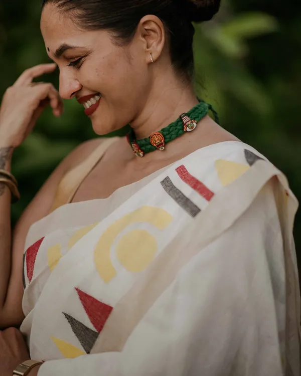Chitra_Mandal_-_White_Linen_Saree_with_Border,_Triangle_&_Half_Circle_Design_with_Blouse_Piece