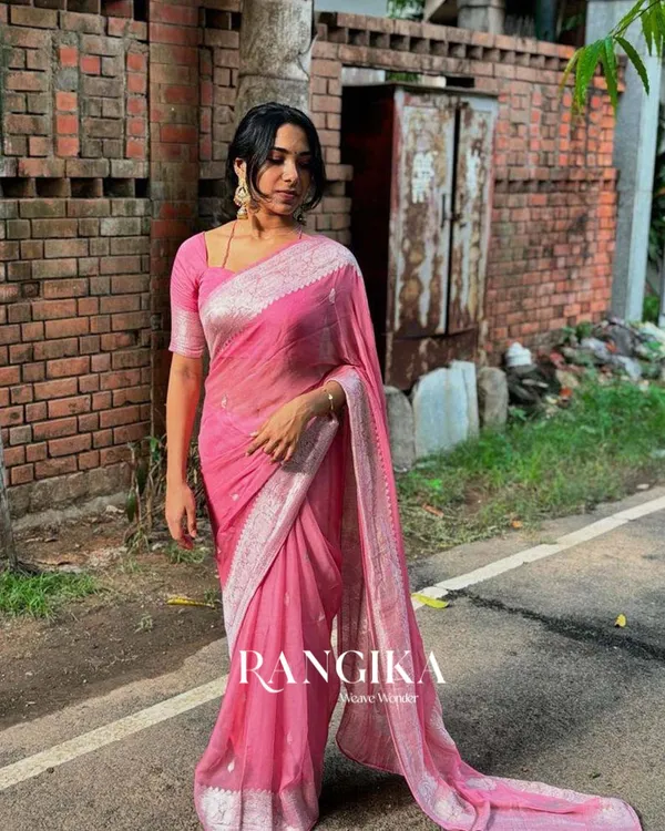 Pink_Color_Premium_Cotton_Silk_Saree_With_Classy_Blouse_and_tassels