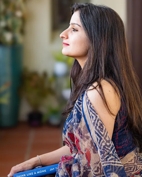 Neel_Aruna_-_Navy_Blue_&_Rust_Linen_Saree_with_All_Over_Design_&_Blouse_Piece