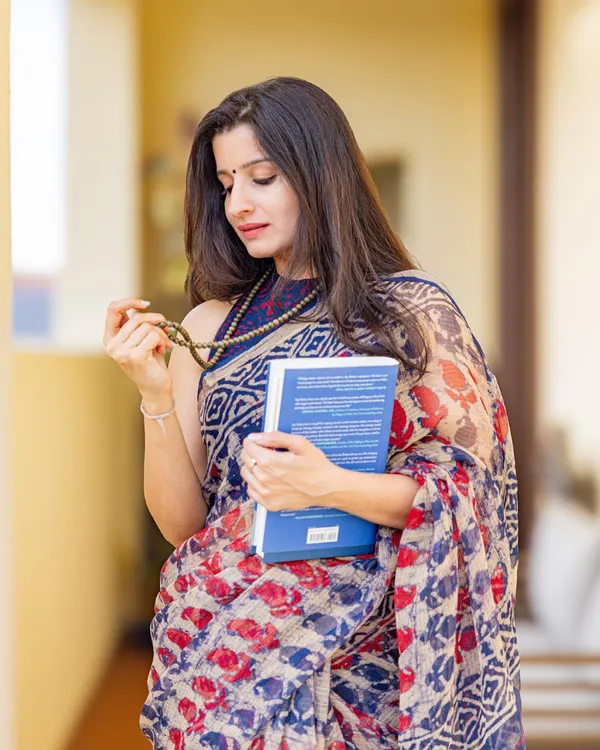 Neel_Aruna_-_Navy_Blue_&_Rust_Linen_Saree_with_All_Over_Design_&_Blouse_Piece
