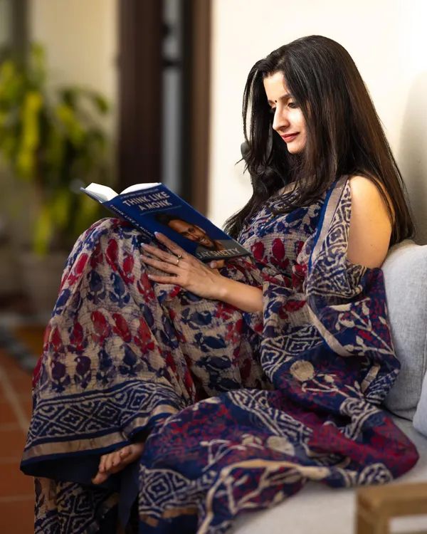 Neel_Aruna_-_Navy_Blue_&_Rust_Linen_Saree_with_All_Over_Design_&_Blouse_Piece
