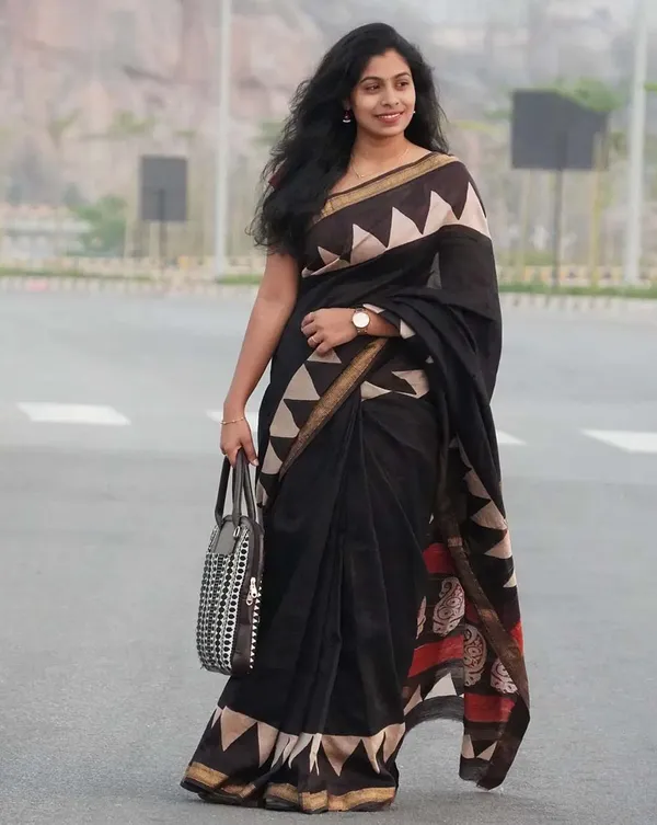 Shadow_Fringe_-_Black_Linen_Saree_with_Black_Blouse_&_Border_Accent