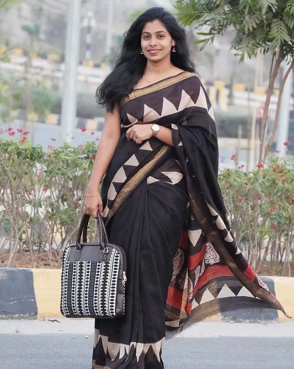 Shadow_Fringe_-_Black_Linen_Saree_with_Black_Blouse_&_Border_Accent
