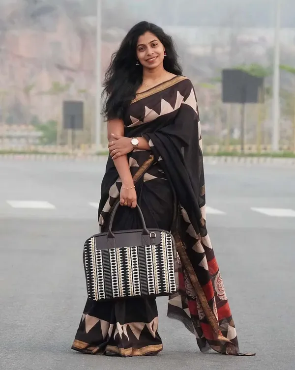Shadow_Fringe_-_Black_Linen_Saree_with_Black_Blouse_&_Border_Accent