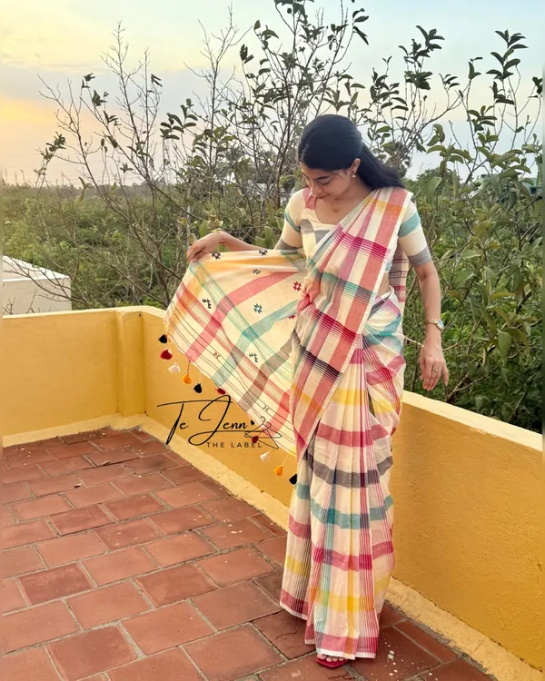 Shweta_Rangoli_-_White_Linen_Saree_with_Rainbow_Stripe_&_Blouse_Piece