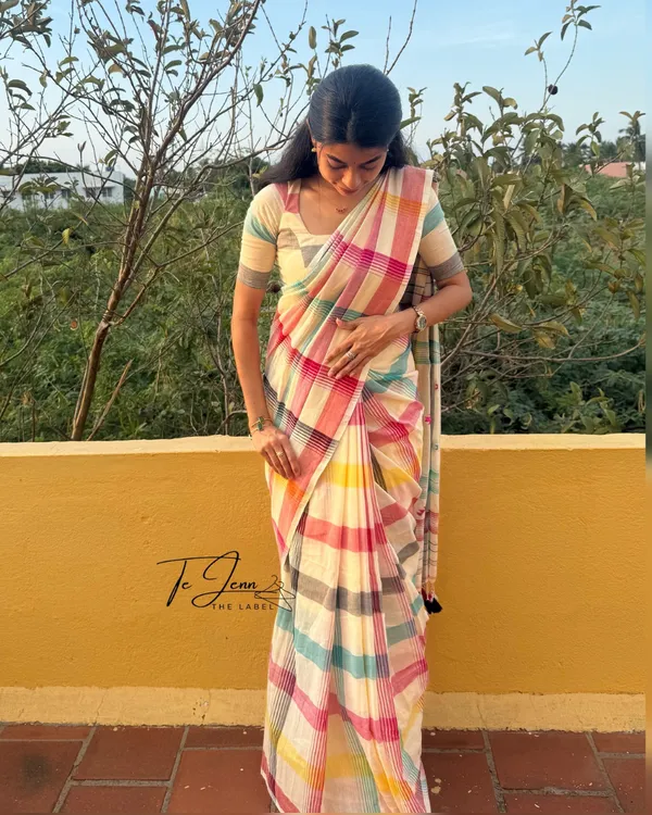 Shweta_Rangoli_-_White_Linen_Saree_with_Rainbow_Stripe_&_Blouse_Piece