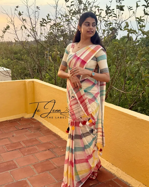 Shweta_Rangoli_-_White_Linen_Saree_with_Rainbow_Stripe_&_Blouse_Piece