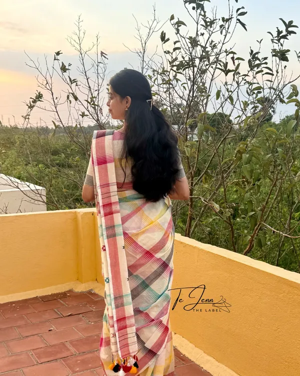 Shweta_Rangoli_-_White_Linen_Saree_with_Rainbow_Stripe_&_Blouse_Piece