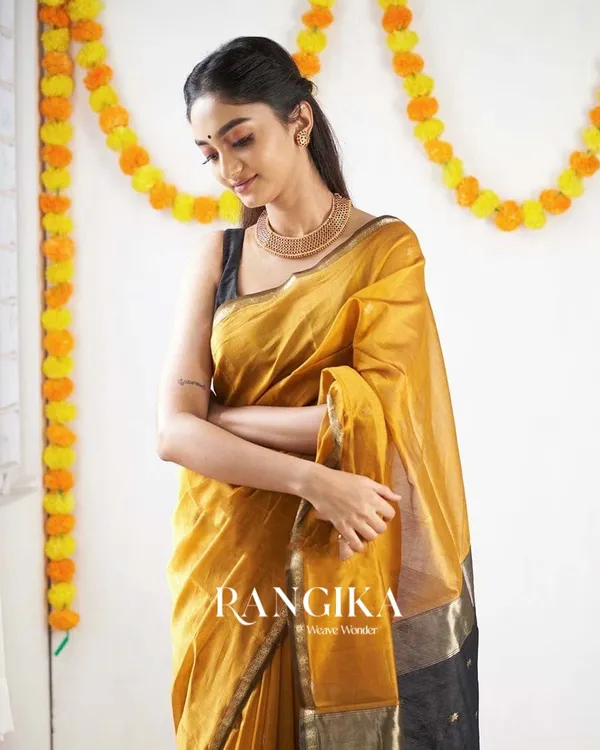 Yellow_Color_Premium_Cotton_Silk_Saree_With_Classy_Blouse_and_tassels