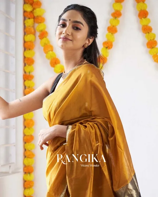 Yellow_Color_Premium_Cotton_Silk_Saree_With_Classy_Blouse_and_tassels