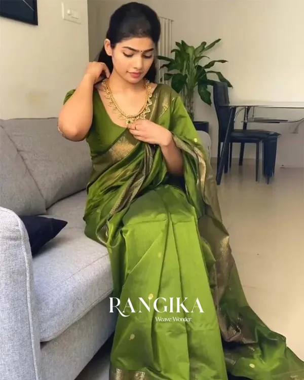 Parrot_Green_Color_Premium_Cotton_Silk_Saree_With_Classy_Blouse_and_tassels