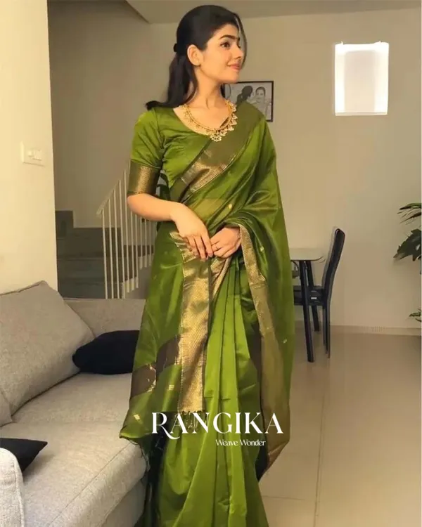 Parrot_Green_Color_Premium_Cotton_Silk_Saree_With_Classy_Blouse_and_tassels