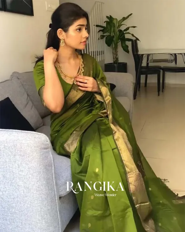 Parrot_Green_Color_Premium_Cotton_Silk_Saree_With_Classy_Blouse_and_tassels