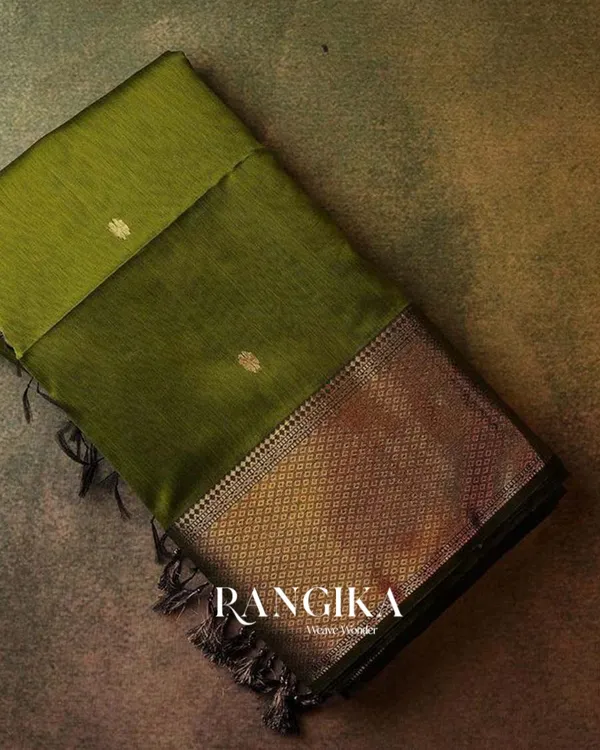 Parrot_Green_Color_Premium_Cotton_Silk_Saree_With_Classy_Blouse_and_tassels