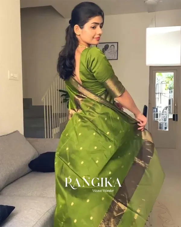 Parrot_Green_Color_Premium_Cotton_Silk_Saree_With_Classy_Blouse_and_tassels