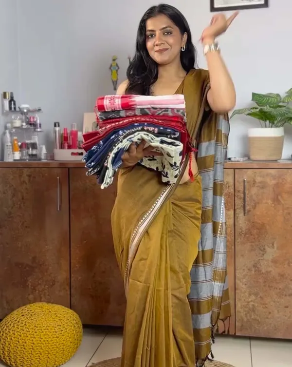 Ruhani_Rust_-_Earthy_Rust_Color_Saree_with_Black_Contrast_Blouse
