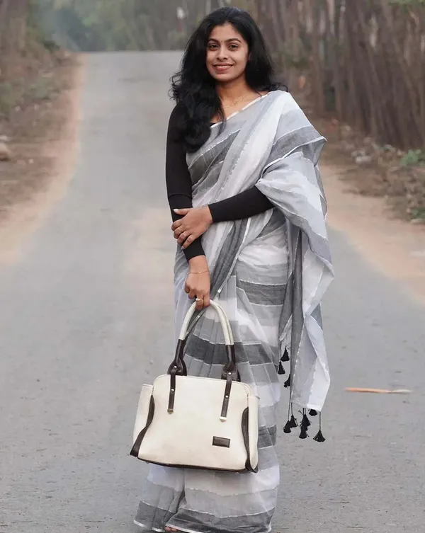 Silver_Shadow_-_Grey_&_White_Linen_1-Minute_Ready_to_Wear_Saree_with_Black_Blouse_Piece