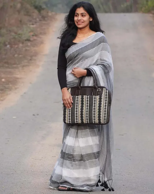 Silver_Shadow_-_Grey_&_White_Linen_1-Minute_Ready_to_Wear_Saree_with_Black_Blouse_Piece