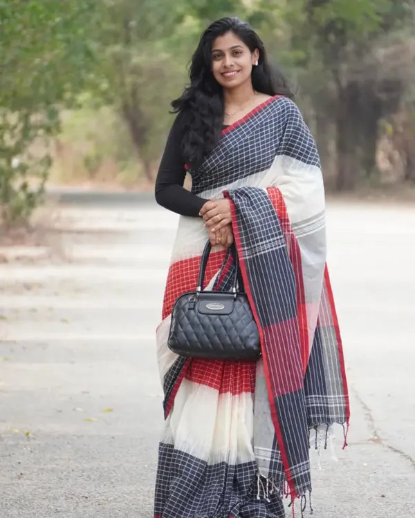 Ragini_Mala_-_Graceful_Black-White-Red_Linen_Saree_with_Subtle_Red_Border_&_Blouse_Piece