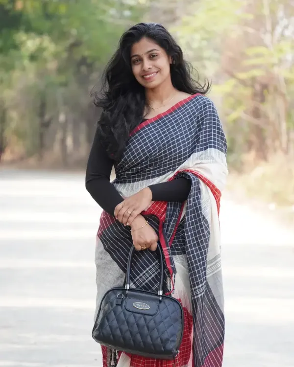 Ragini_Mala_-_Graceful_Black-White-Red_Linen_Saree_with_Subtle_Red_Border_&_Blouse_Piece