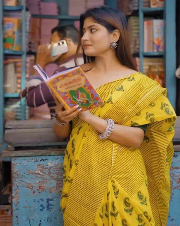 Peela_Phool_-_Bright_Yellow_Linen_Saree_with_Matching_Blouse