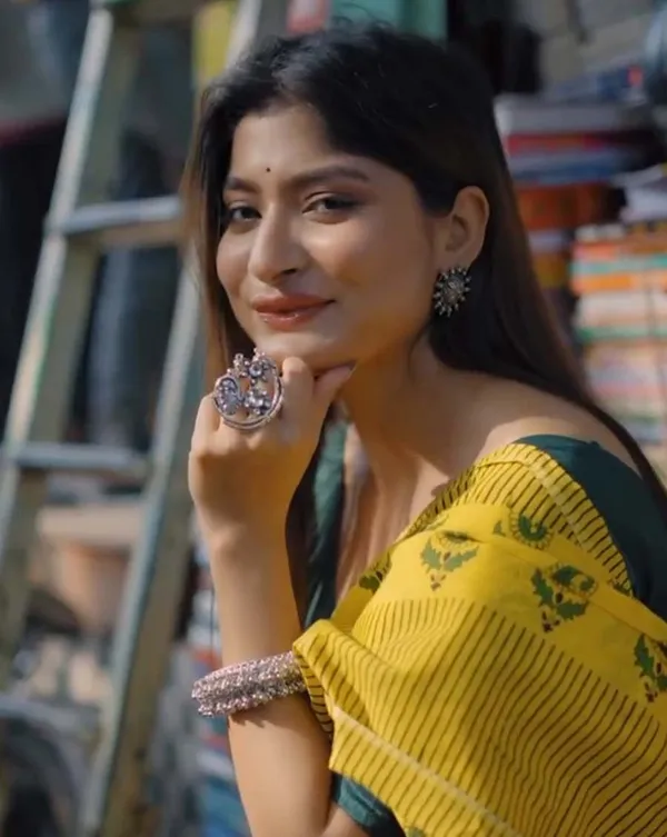 Peela_Phool_-_Bright_Yellow_Linen_Saree_with_Matching_Blouse
