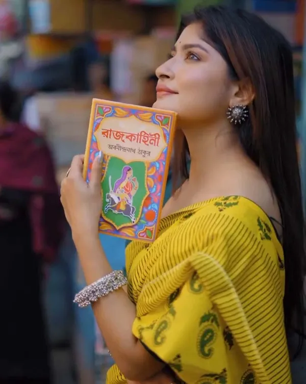Peela_Phool_-_Bright_Yellow_Linen_Saree_with_Matching_Blouse