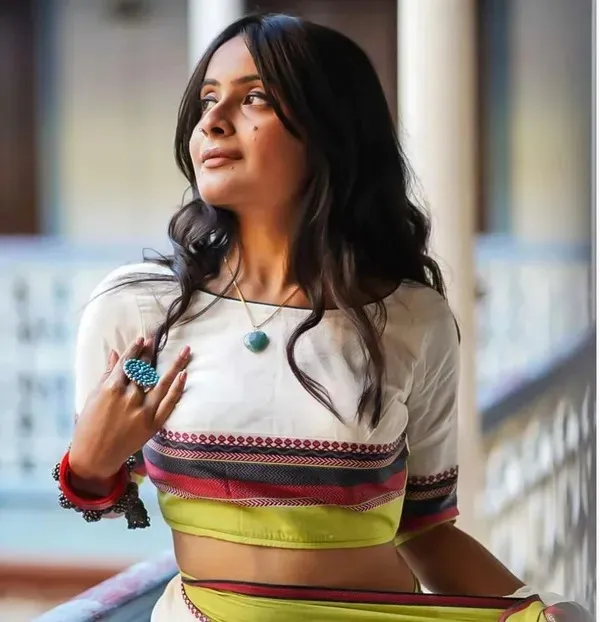 White_Mulmul_Cotton_Saree_with_Multicolor_Woven_Striped_Pallu_&_Matching_White_Blouse_Piece