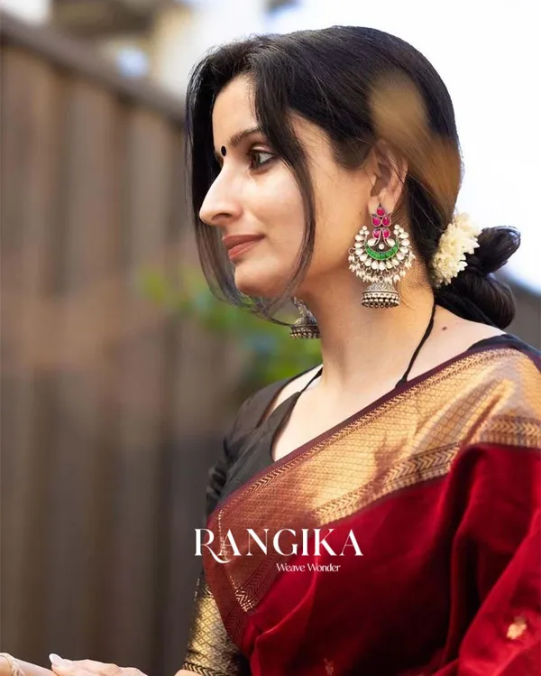Red_Color_Premium_Cotton_Silk_Saree_With_Classy_Blouse_and_tassels