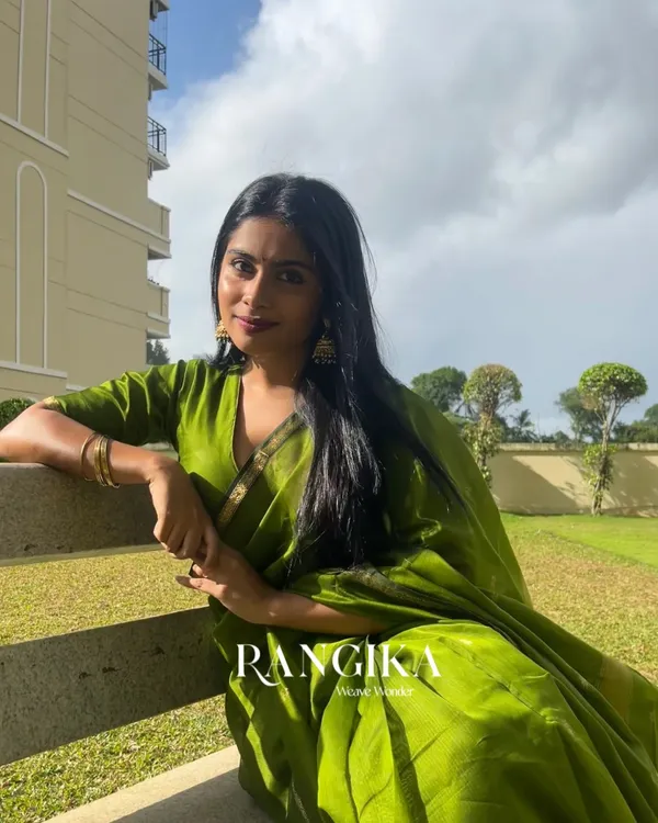 Green_Premium_Cotton_Silk_Saree_With_Classy_Blouse_and_tassels
