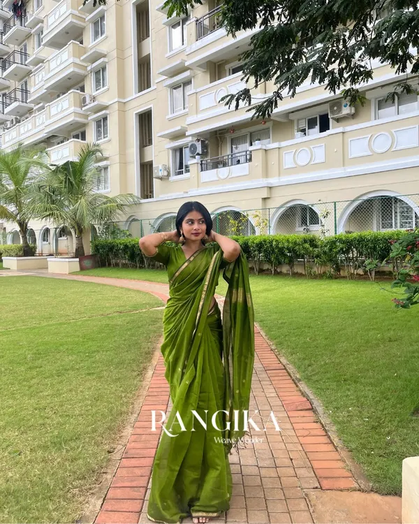 Green_Premium_Cotton_Silk_Saree_With_Classy_Blouse_and_tassels