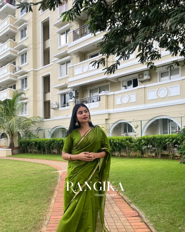 Green_Premium_Cotton_Silk_Saree_With_Classy_Blouse_and_tassels
