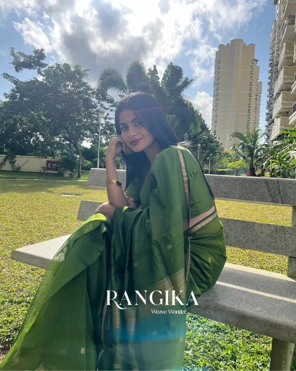 Green_Premium_Cotton_Silk_Saree_With_Classy_Blouse_and_tassels